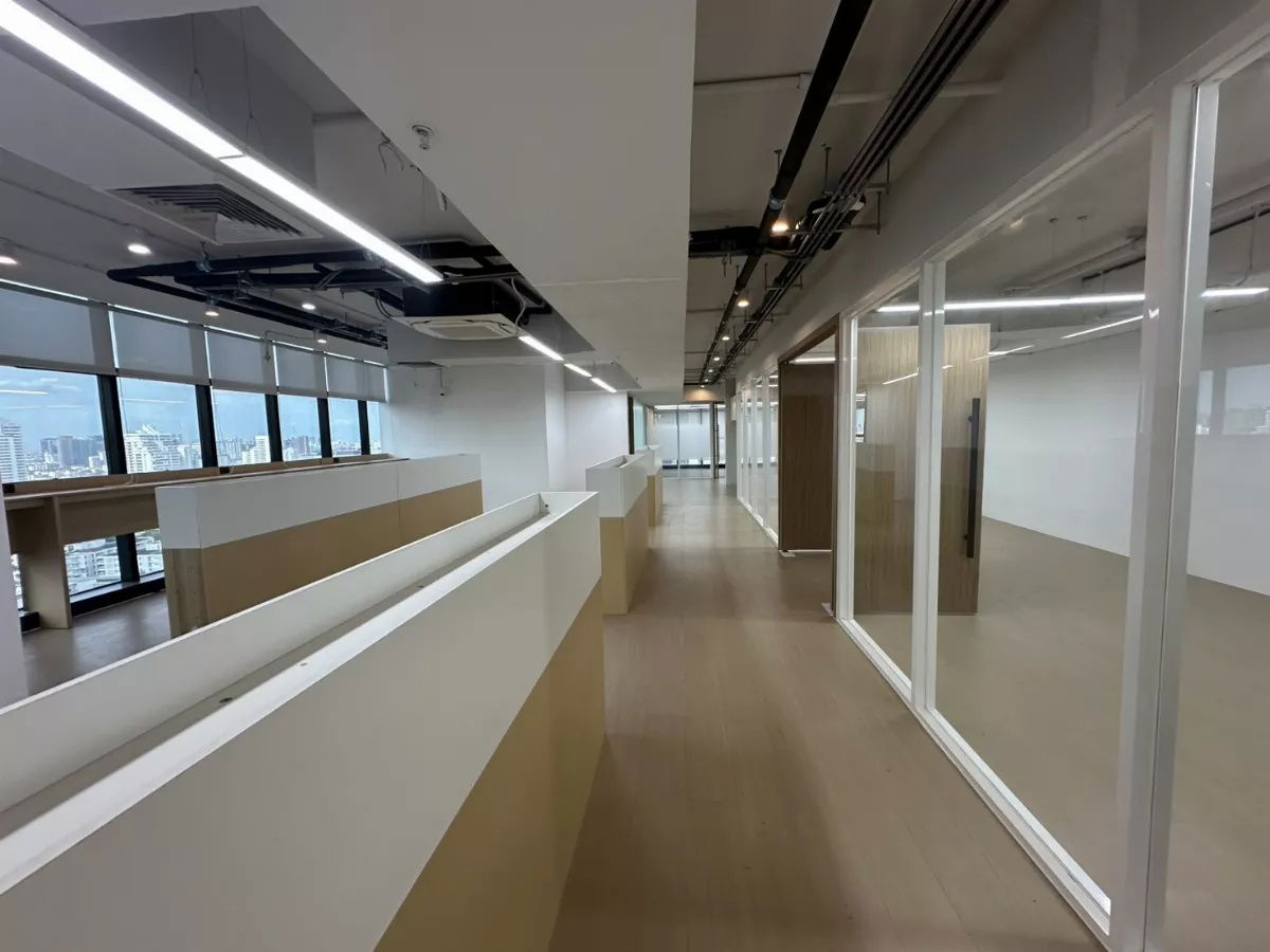 picture Modern 450 sqm Office for Rent Near BTS Ekkamai, Sukhumvit Road BRE25376 - 6/18