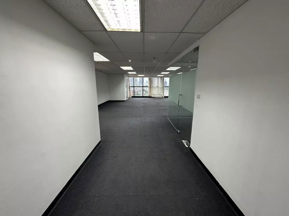 picture Bangkok Fully Fitted Office for Rent Sukhumvit Road Near BTS Ekkamai BRE25374 - 1/11