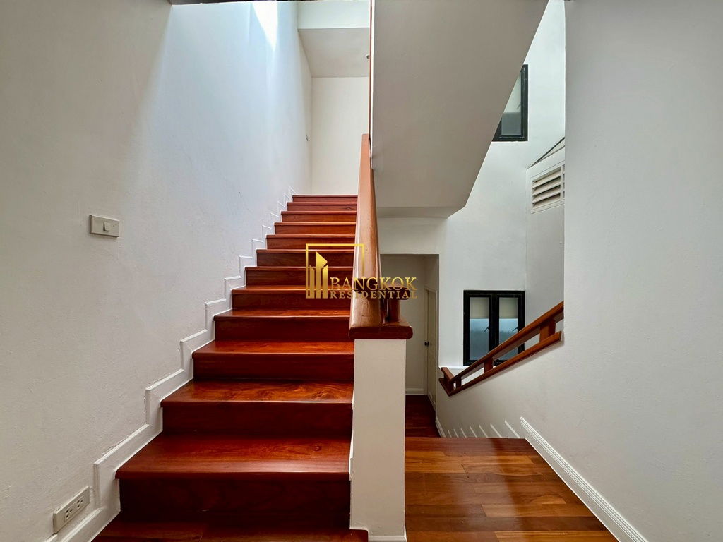 รูป Spacious 3 Bed Townhouse With Pool Access in Ekkamai Area - BR8731TH - รูปที่ 31/59