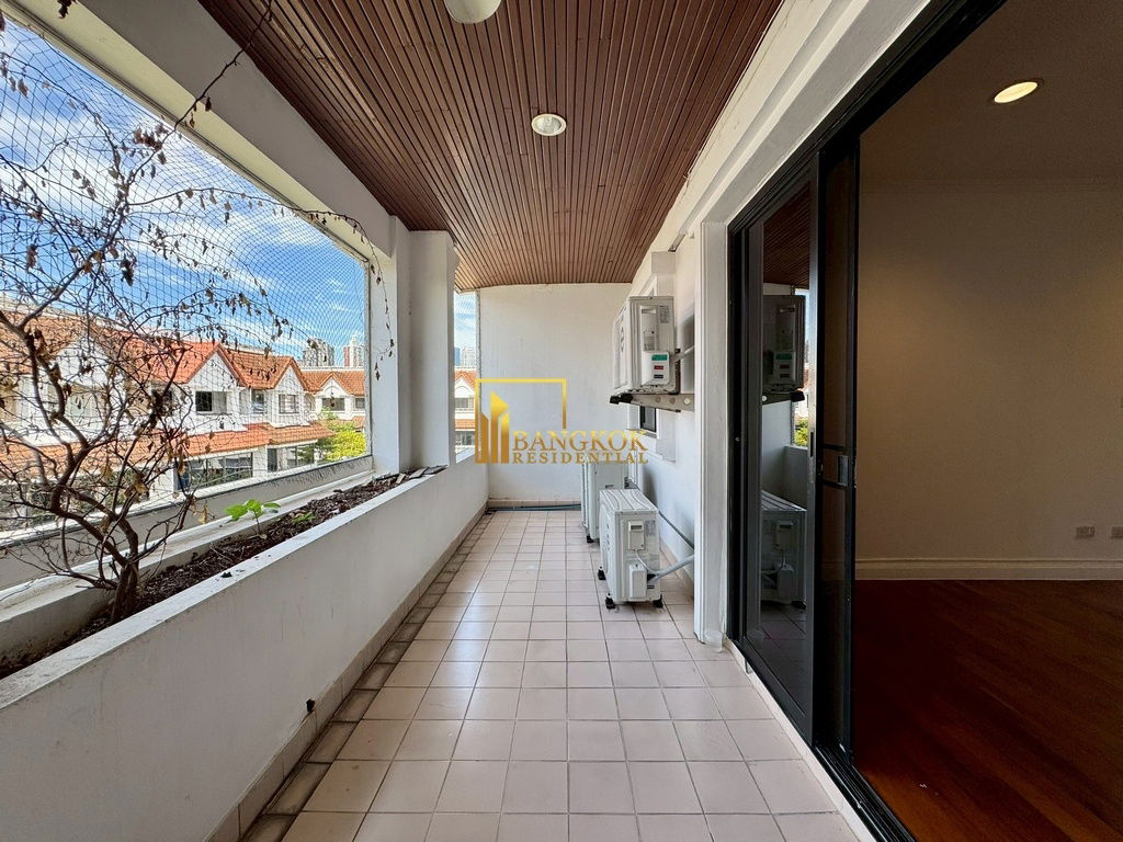 รูป Spacious 3 Bed Townhouse With Pool Access in Ekkamai Area - BR8731TH - รูปที่ 41/59