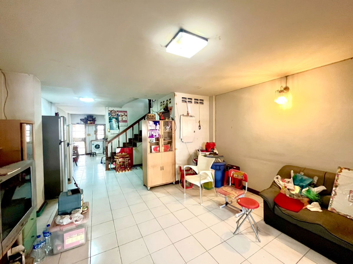 รูป โอกาสมีบ้านในฝันอยู่ทางนี้!!! ขาย ทาวน์โฮม 3 ชั้น 4 ห้องนอน ในซอยจรัญฯ75 รีโนเวทไม่เยอะ โครงสร้างแข็งแรงมาก! ทำเลดี ติดทั้งถนนจรัญฯ และถนนสิรินธร - รูปที่ 2/23