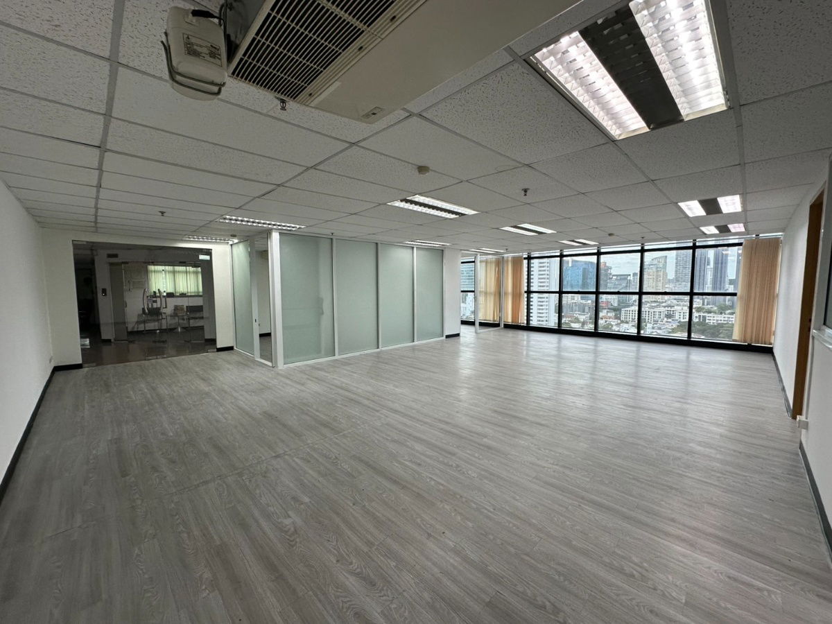 picture Bangkok Fully Fitted Office for Rent Sukhumvit Road Near BTS Ekkamai BRE25373 - 1/7