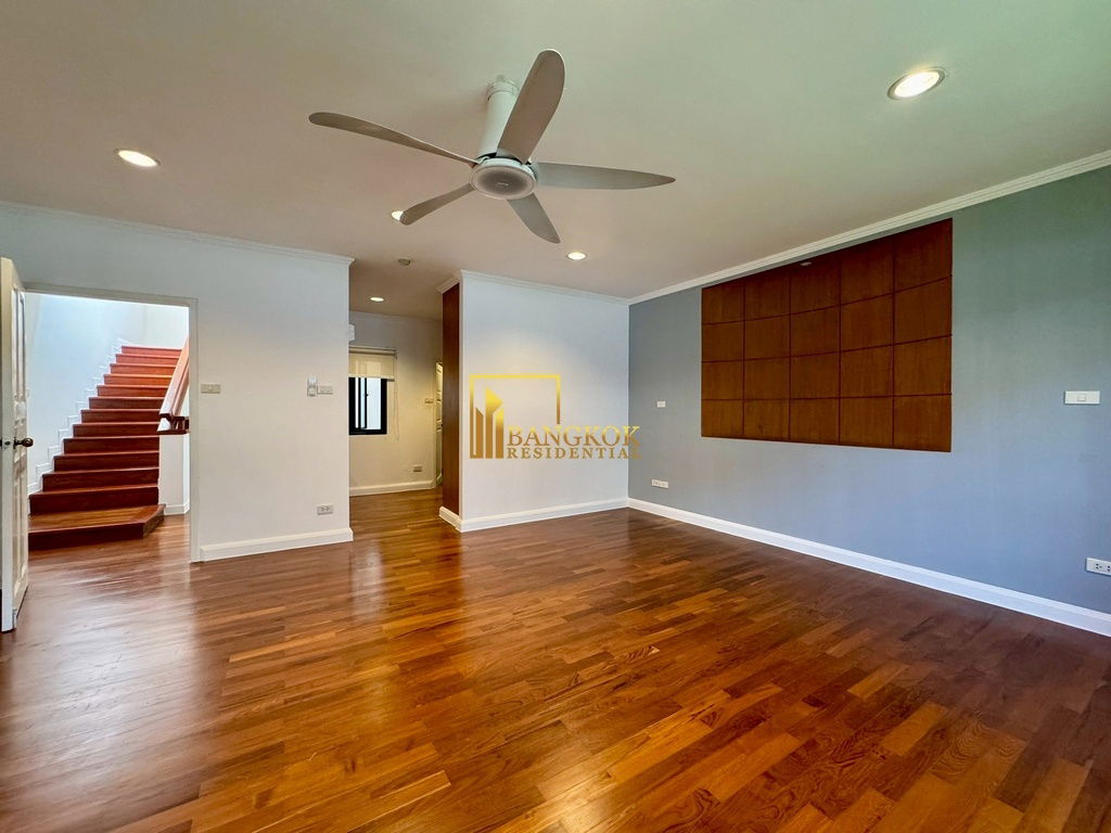 รูป Spacious 3 Bed Townhouse With Pool Access in Ekkamai Area - BR8731TH - รูปที่ 28/59