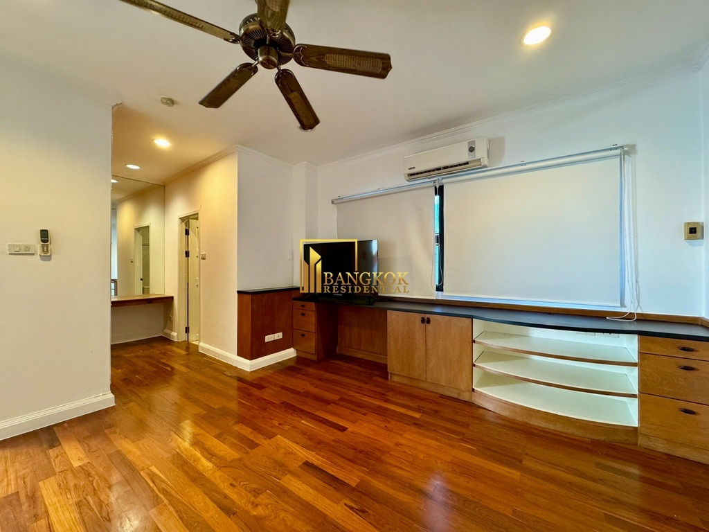 รูป Spacious 3 Bed Townhouse With Pool Access in Ekkamai Area - BR8731TH - รูปที่ 33/59