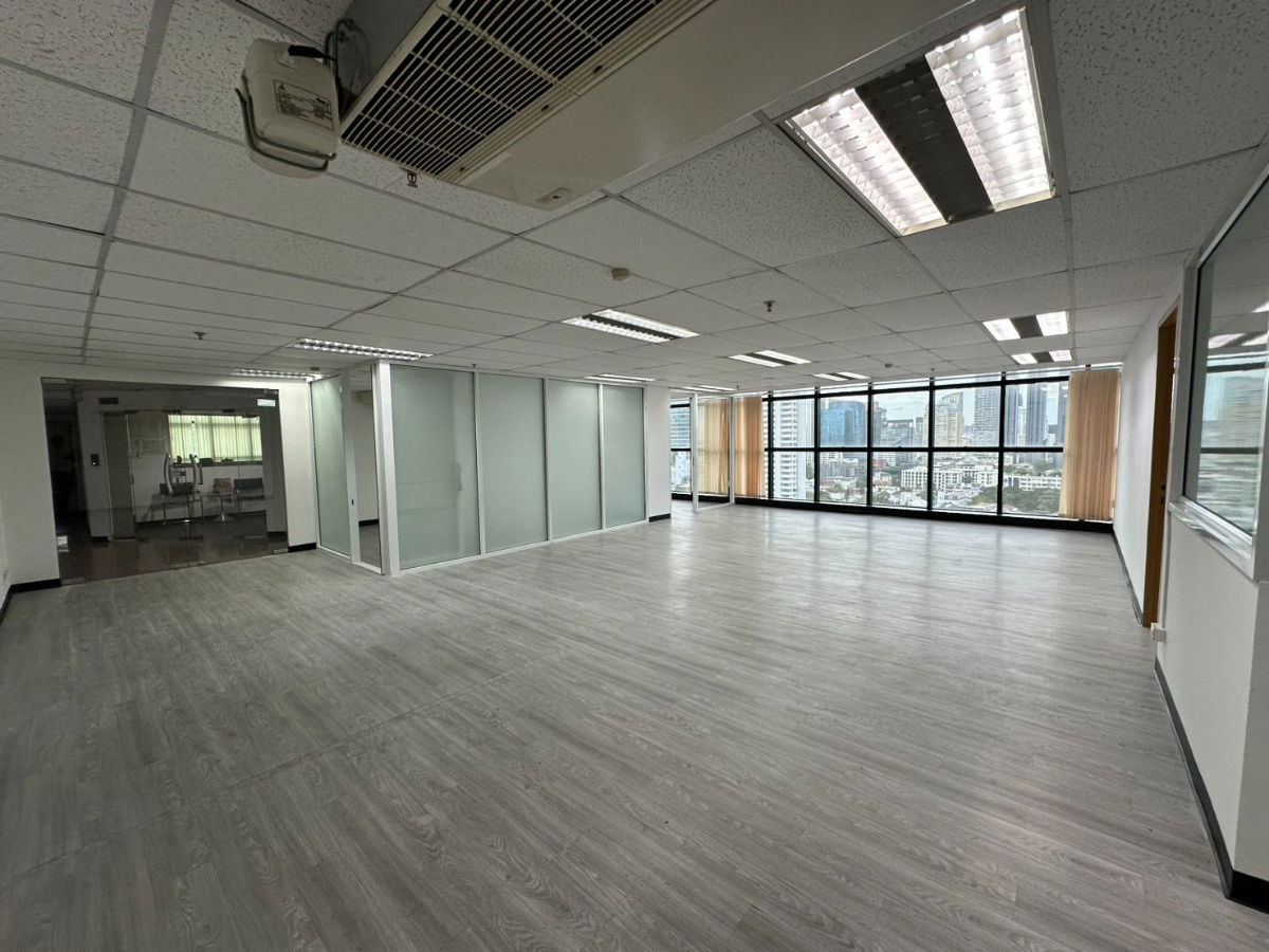 picture Bangkok Fully Fitted Office for Rent Sukhumvit Road Near BTS Ekkamai BRE25373 - 2/7