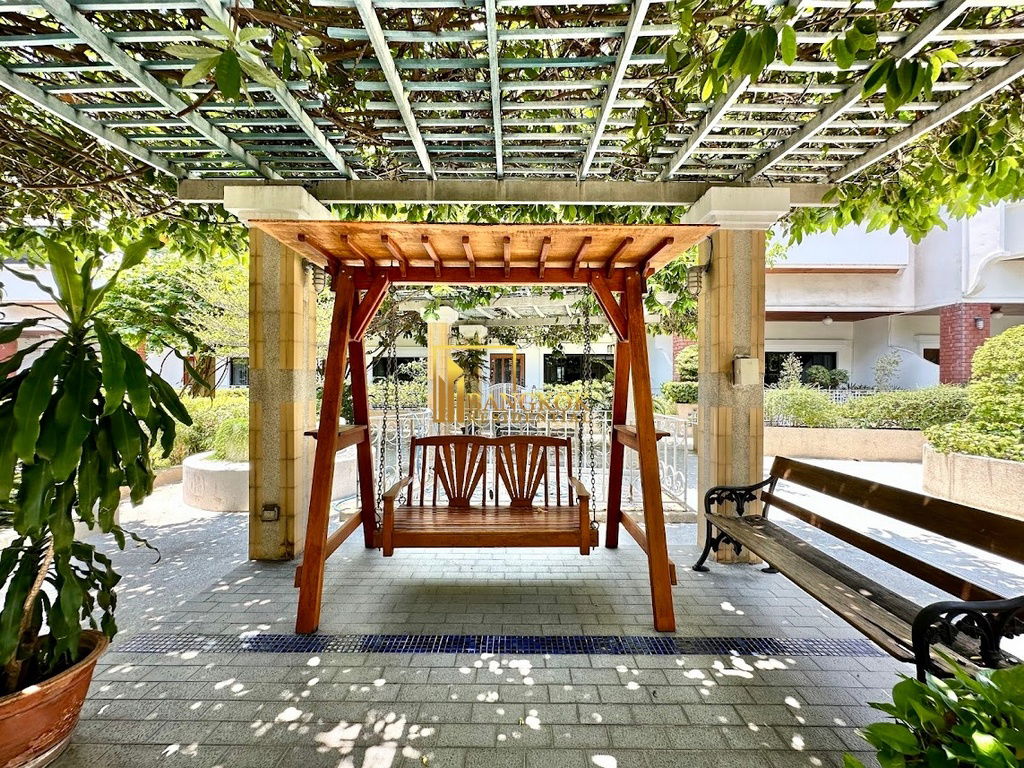 รูป Spacious 3 Bed Townhouse With Pool Access in Ekkamai Area - BR8731TH - รูปที่ 55/59