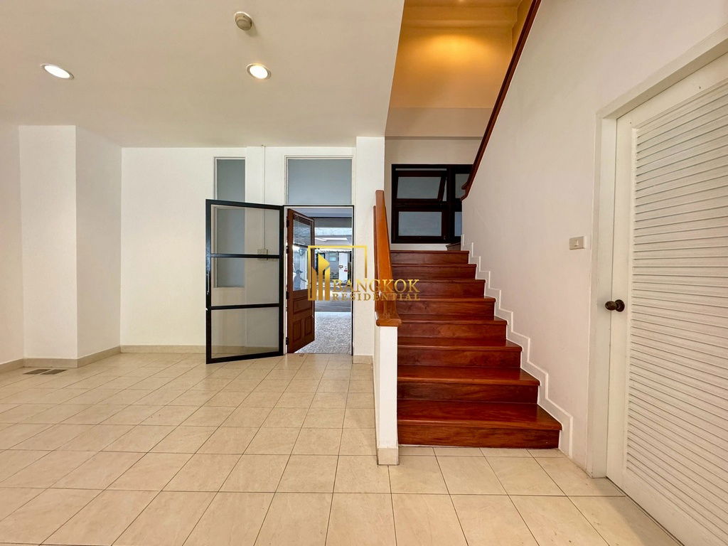 รูป Spacious 3 Bed Townhouse With Pool Access in Ekkamai Area - BR8731TH - รูปที่ 8/59