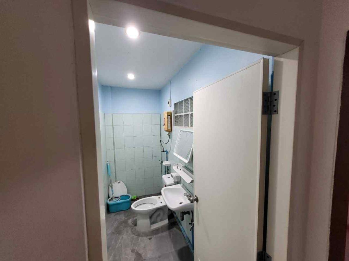 รูป ขายทาวน์เฮ้า 2ชั้น ขนาด 2 ห้องนอน 2 ห้องน้ำ ที่ดิน 24 ตรว.   หมู่บ้าน บ้านนำโชค ซอยเพชรเกษม58 ถนนพุทธมณฑลสาย1  - รูปที่ 25/26