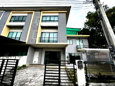 Townhouses for sale Bangkok : For Sale! 3‑Storey Townhome with Spacious Area at The Connect Up 3 Wongwaen–Bangkae