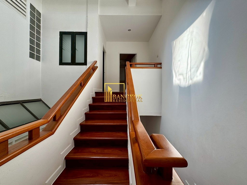 รูป Spacious 3 Bed Townhouse With Pool Access in Ekkamai Area - BR8731TH - รูปที่ 37/59
