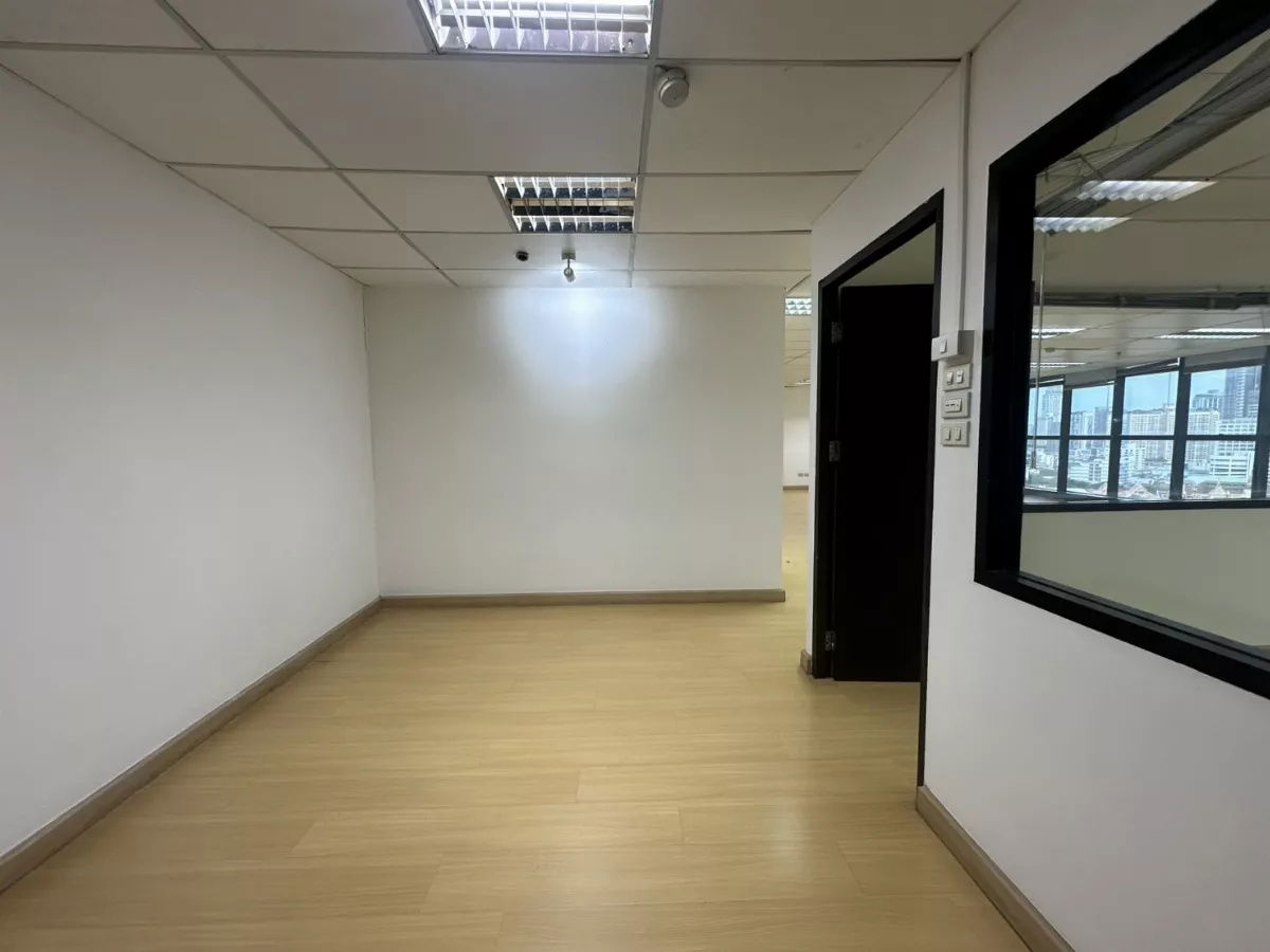picture Bangkok Office for Rent 150 sqm near BTS Ekkamai Sukhumvit Road BRE25375 - 2/8