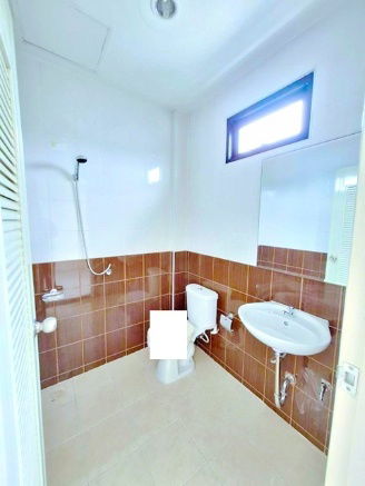 picture Orwinwittaya School 3.6 km. Commercial building for rent 4 units 3-storey 22 sq.wa. 250sq.m. Bi - 8/8