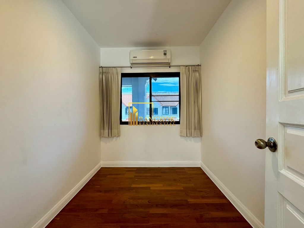 รูป Spacious 3 Bed Townhouse With Pool Access in Ekkamai Area - BR8731TH - รูปที่ 45/59