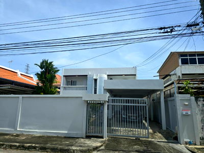 บ้านเดี่ยว พัฒนาการ 61 : บ้านเดี่ยว 2 ชั้น พื้นไม้สักแท้ Renovate ใหม่ทั้งหลังพร้อมที่จอดรถ 5คัน ,หมู่บ้านเมืองทอง 2/2 ,ที่ดิน 100  ตร.วา ,พื้นที่ใช้สอย 338 ตร.ม