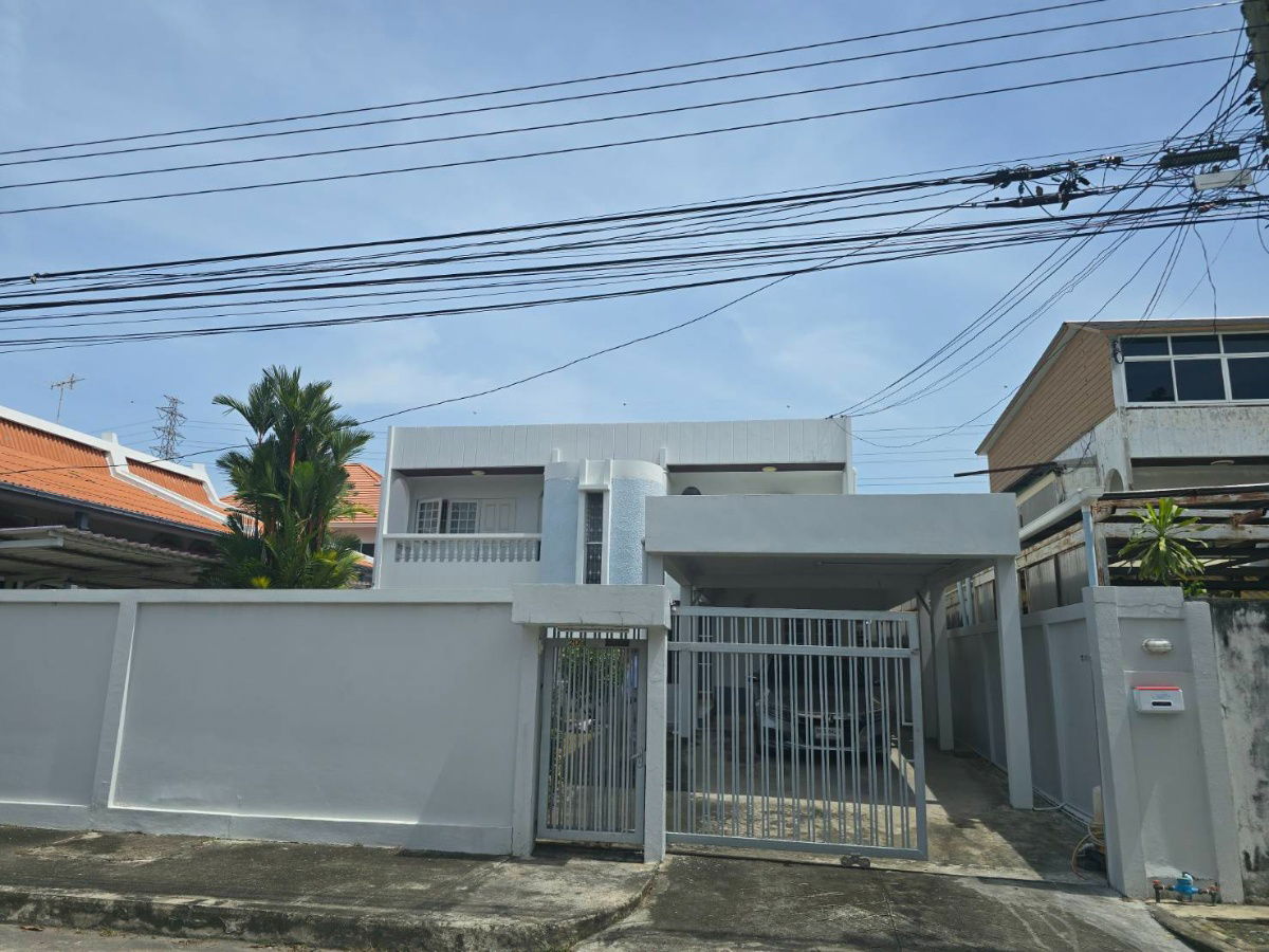 รูป บ้านเดี่ยว 2 ชั้น พื้นไม้สักแท้ Renovate ใหม่ทั้งหลังพร้อมที่จอดรถ 5คัน ,หมู่บ้านเมืองทอง 2/2 ,ที่ดิน 100  ตร.วา ,พื้นที่ใช้สอย 338 ตร.ม - รูปที่ 1/18