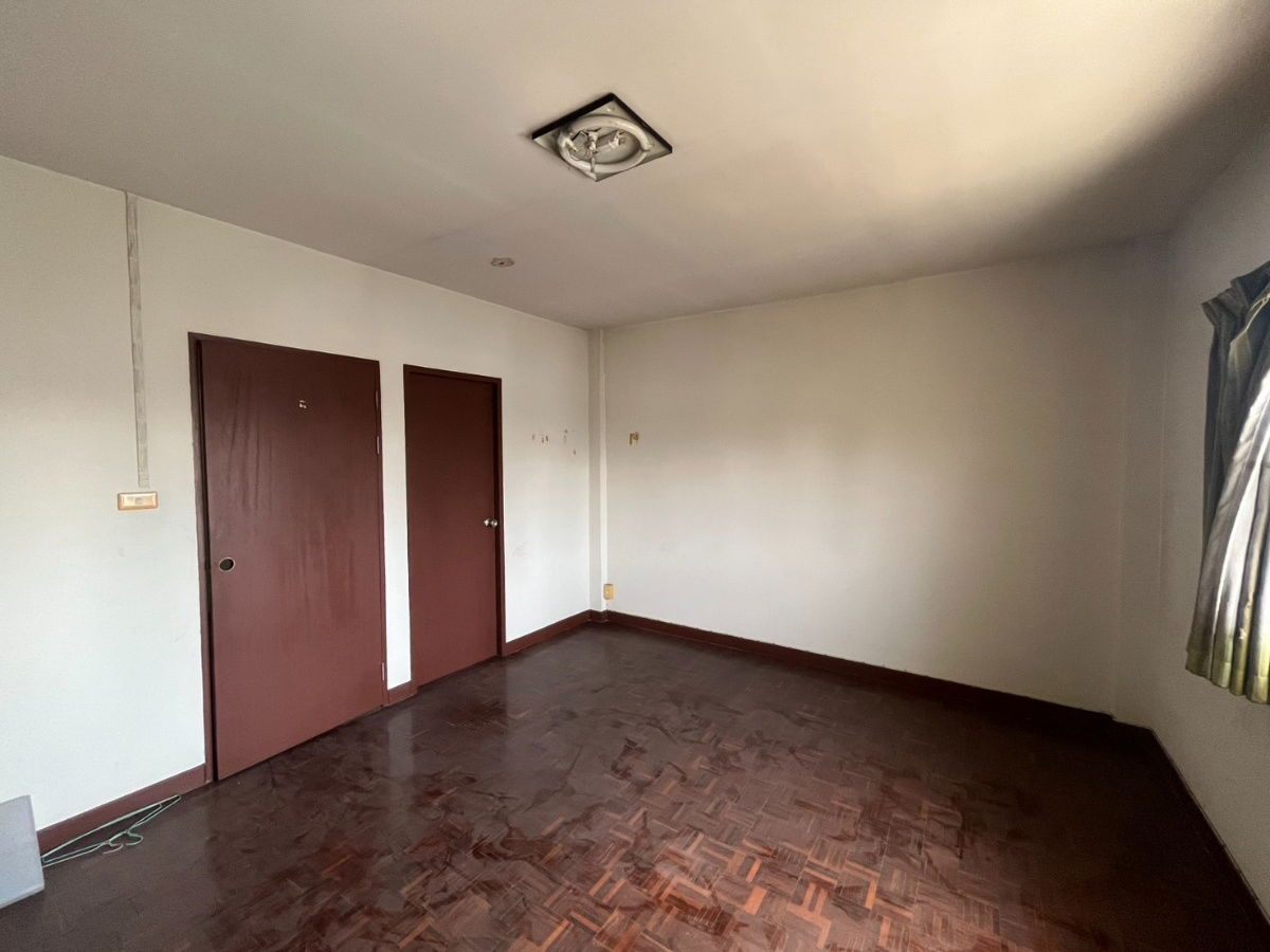 รูป โอกาสมีบ้านในฝันอยู่ทางนี้!!! ขาย ทาวน์โฮม 3 ชั้น 4 ห้องนอน ในซอยจรัญฯ75 รีโนเวทไม่เยอะ โครงสร้างแข็งแรงมาก! ทำเลดี ติดทั้งถนนจรัญฯ และถนนสิรินธร - รูปที่ 16/23