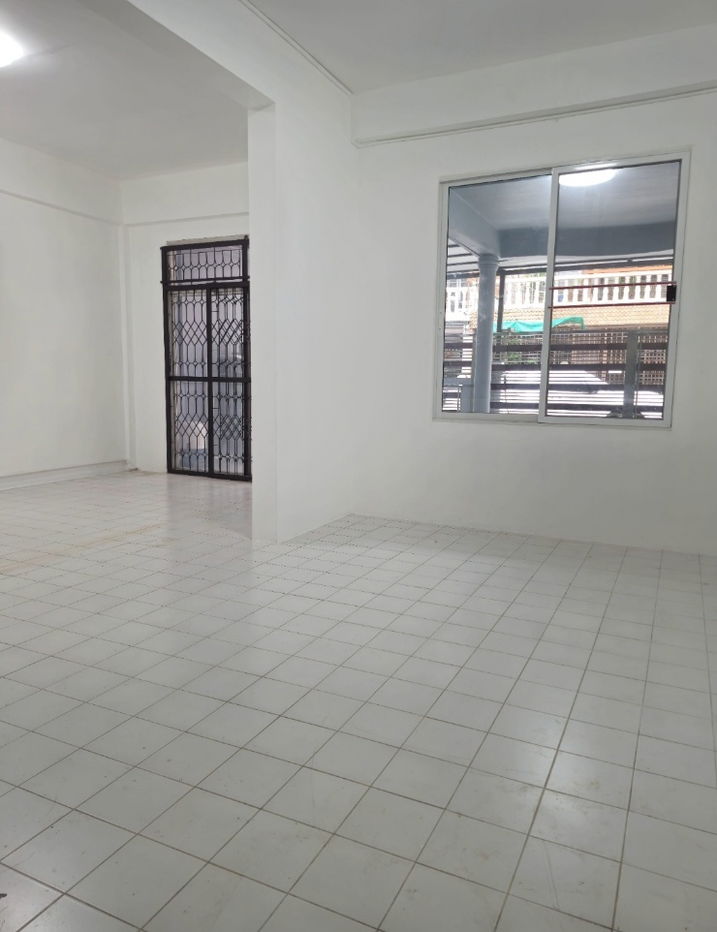 รูป ขายบ้านสวยทำเลทองพร้อมอยู่ 4.5 ล้าน
หมู่บ้านอยู่เจริญ ลาดพร้าววังหิน20 กทม.
ทาวเฮ้าส์  2 ชั้น 26.3 ตรว. 
 4 ห้องนอน 1 ห้องครัว 2 ห้องน้ำ  - รูปที่ 5/10