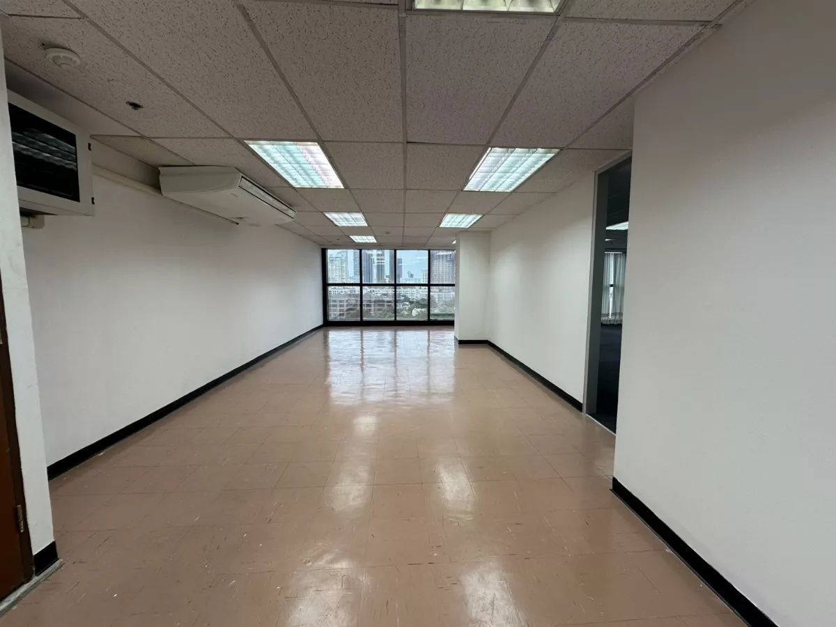 picture Bangkok Fully Fitted Office for Rent Sukhumvit Road Near BTS Ekkamai BRE25374 - 11/11