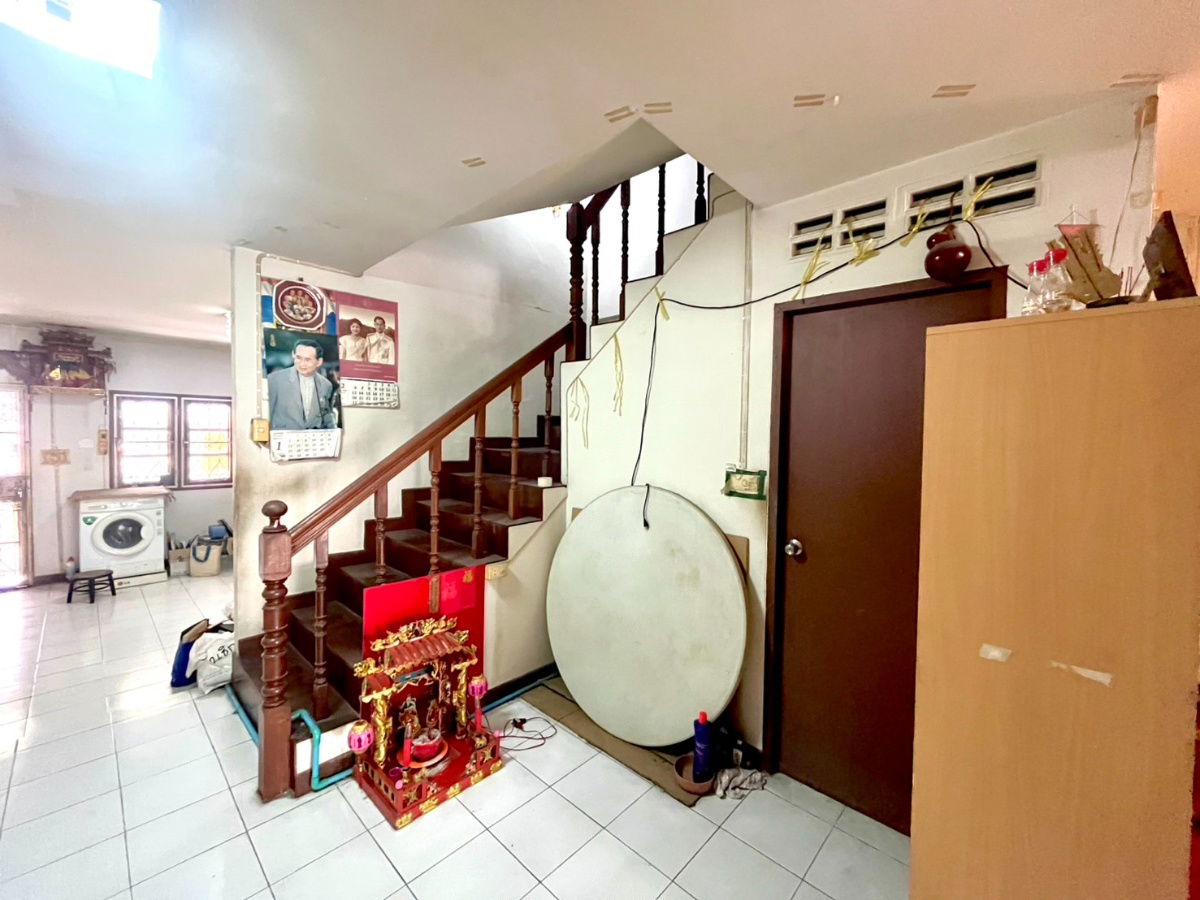 รูป โอกาสมีบ้านในฝันอยู่ทางนี้!!! ขาย ทาวน์โฮม 3 ชั้น 4 ห้องนอน ในซอยจรัญฯ75 รีโนเวทไม่เยอะ โครงสร้างแข็งแรงมาก! ทำเลดี ติดทั้งถนนจรัญฯ และถนนสิรินธร - รูปที่ 4/23