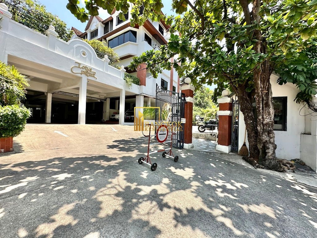 รูป Spacious 3 Bed Townhouse With Pool Access in Ekkamai Area - BR8731TH - รูปที่ 58/59