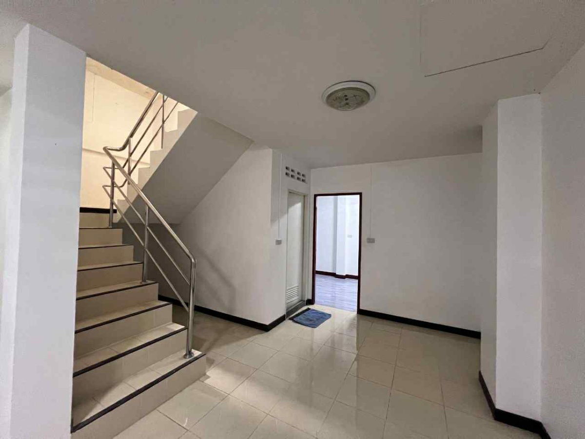รูป ขายทาวน์เฮ้า 2ชั้น ขนาด 2 ห้องนอน 2 ห้องน้ำ ที่ดิน 24 ตรว.   หมู่บ้าน บ้านนำโชค ซอยเพชรเกษม58 ถนนพุทธมณฑลสาย1  - รูปที่ 6/26