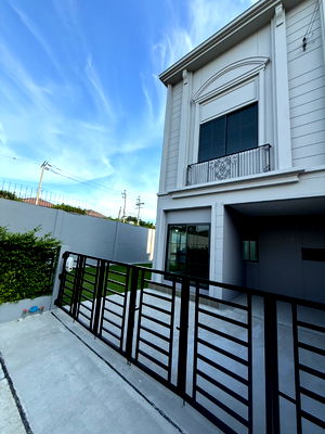 Townhouses for sale Samut Prakarn : 🏡 House for Sale in Sansiri Project, Prime Location near Mega Bangna Just 3 kilometers from Bangna-Trad Road Project: Siri Place Mega Bangna