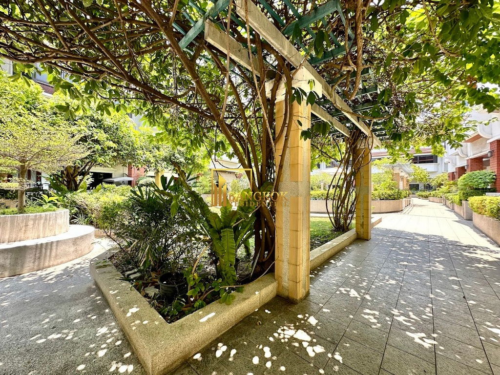 รูป Spacious 3 Bed Townhouse With Pool Access in Ekkamai Area - BR8731TH - รูปที่ 54/59