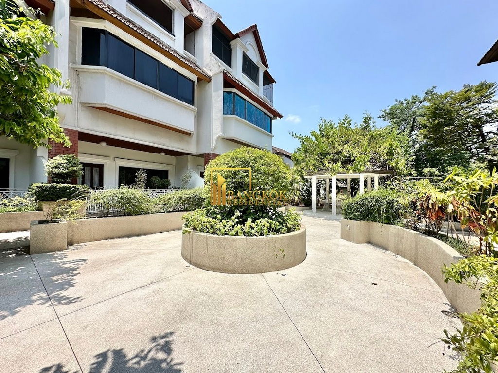 รูป Spacious 3 Bed Townhouse With Pool Access in Ekkamai Area - BR8731TH - รูปที่ 53/59
