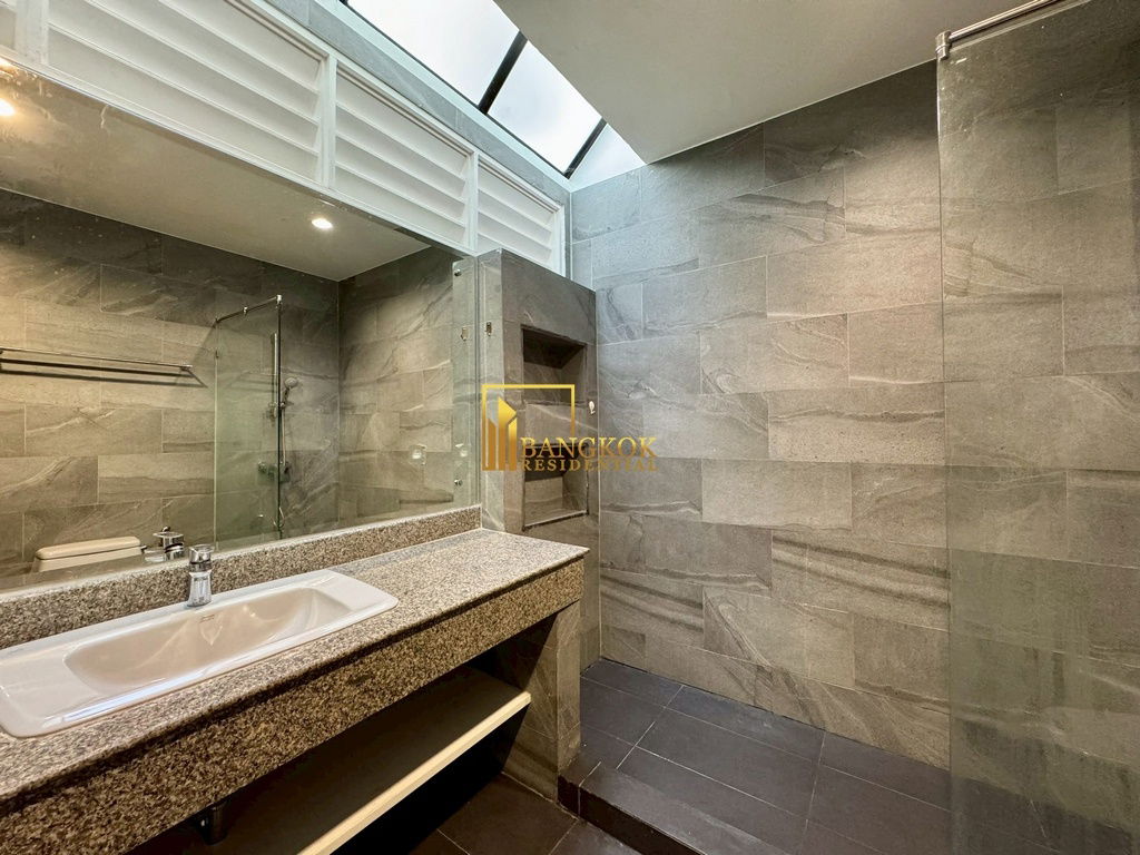 รูป Spacious 3 Bed Townhouse With Pool Access in Ekkamai Area - BR8731TH - รูปที่ 30/59
