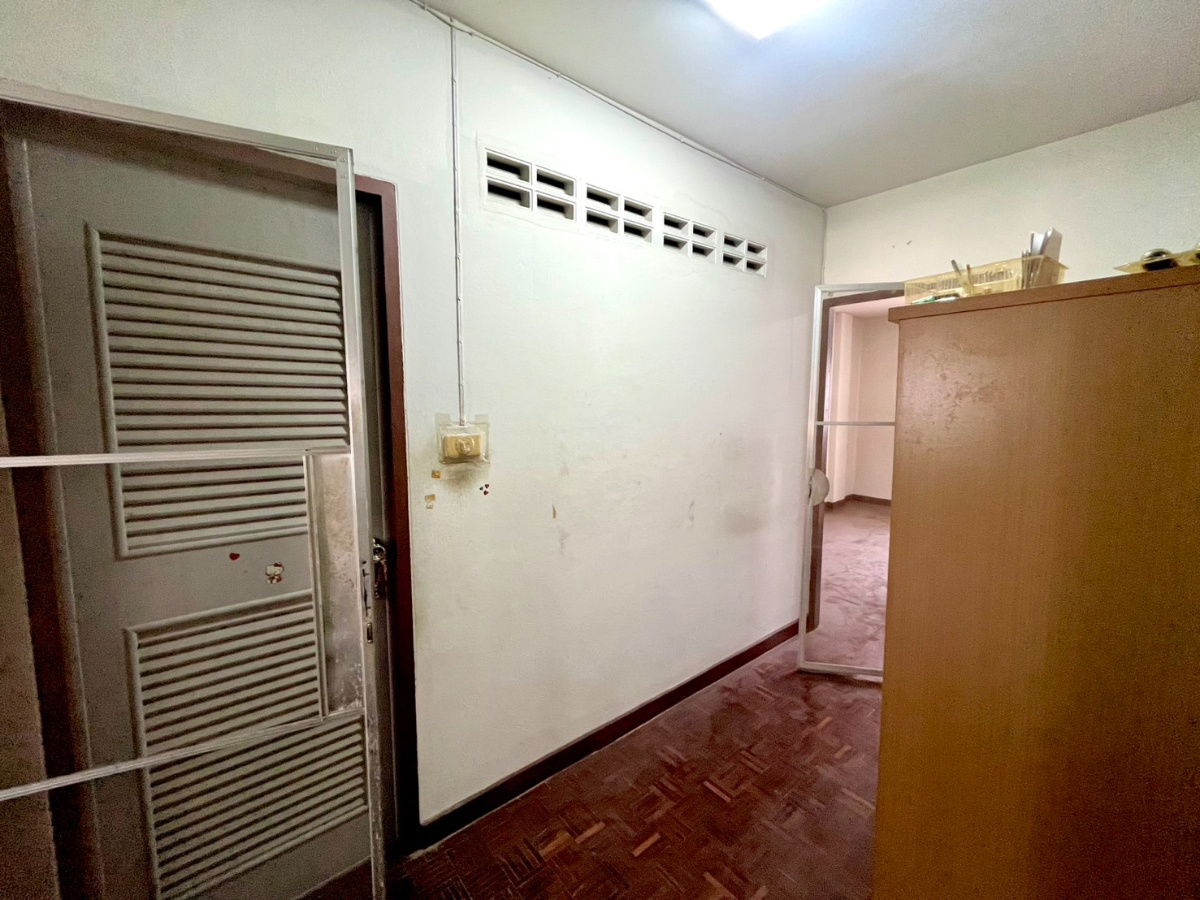 รูป โอกาสมีบ้านในฝันอยู่ทางนี้!!! ขาย ทาวน์โฮม 3 ชั้น 4 ห้องนอน ในซอยจรัญฯ75 รีโนเวทไม่เยอะ โครงสร้างแข็งแรงมาก! ทำเลดี ติดทั้งถนนจรัญฯ และถนนสิรินธร - รูปที่ 7/23