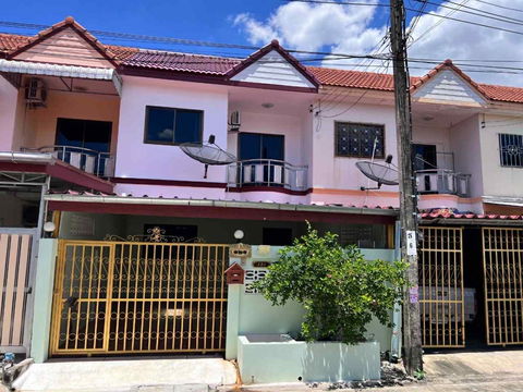 ขายทาวน์เฮ้า 2ชั้น ขนาด 2 ห้องนอน 2 ห้องน้ำ ที่ดิน 24 ตรว.   หมู่บ้าน บ้านนำโชค ซอยเพชรเกษม58 ถนนพุทธมณฑลสาย1 