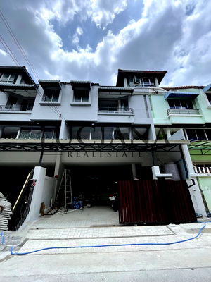 Townhouses for rent วิทยาลัยสารพัดช่างพระนคร :  🏡 3-story townhouse for rent, corner unit, near MRT Sutthisan, prime location for living & home office! ✨