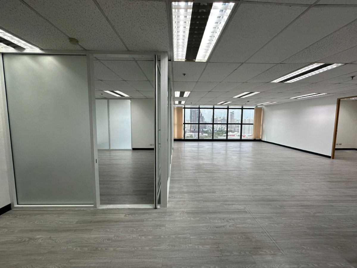 picture Bangkok Fully Fitted Office for Rent Sukhumvit Road Near BTS Ekkamai BRE25373 - 3/7