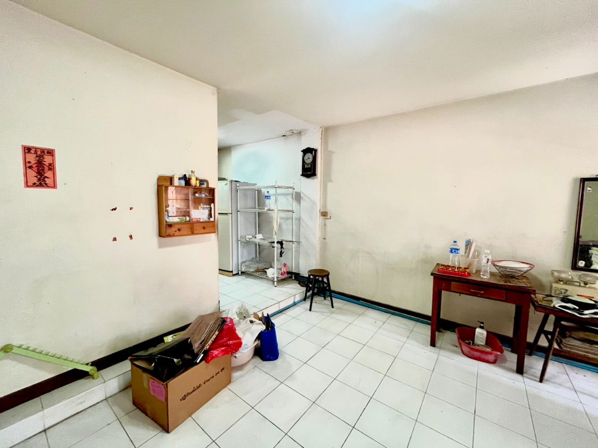 รูป โอกาสมีบ้านในฝันอยู่ทางนี้!!! ขาย ทาวน์โฮม 3 ชั้น 4 ห้องนอน ในซอยจรัญฯ75 รีโนเวทไม่เยอะ โครงสร้างแข็งแรงมาก! ทำเลดี ติดทั้งถนนจรัญฯ และถนนสิรินธร - รูปที่ 6/23