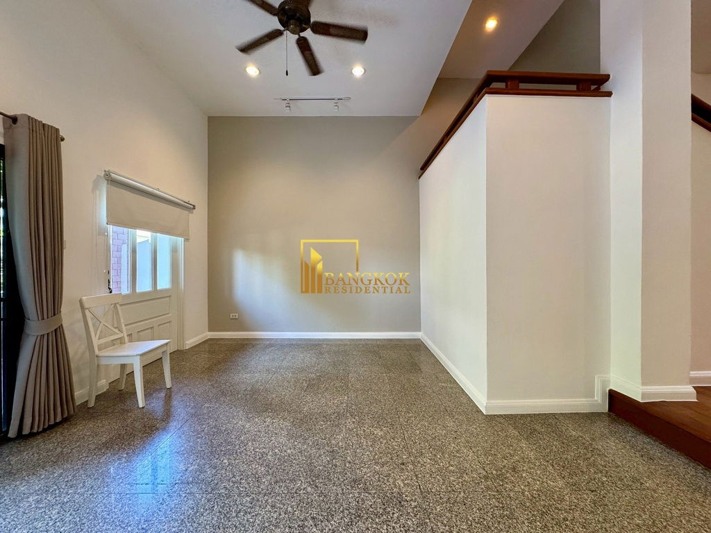 รูป Spacious 3 Bed Townhouse With Pool Access in Ekkamai Area - BR8731TH - รูปที่ 10/59
