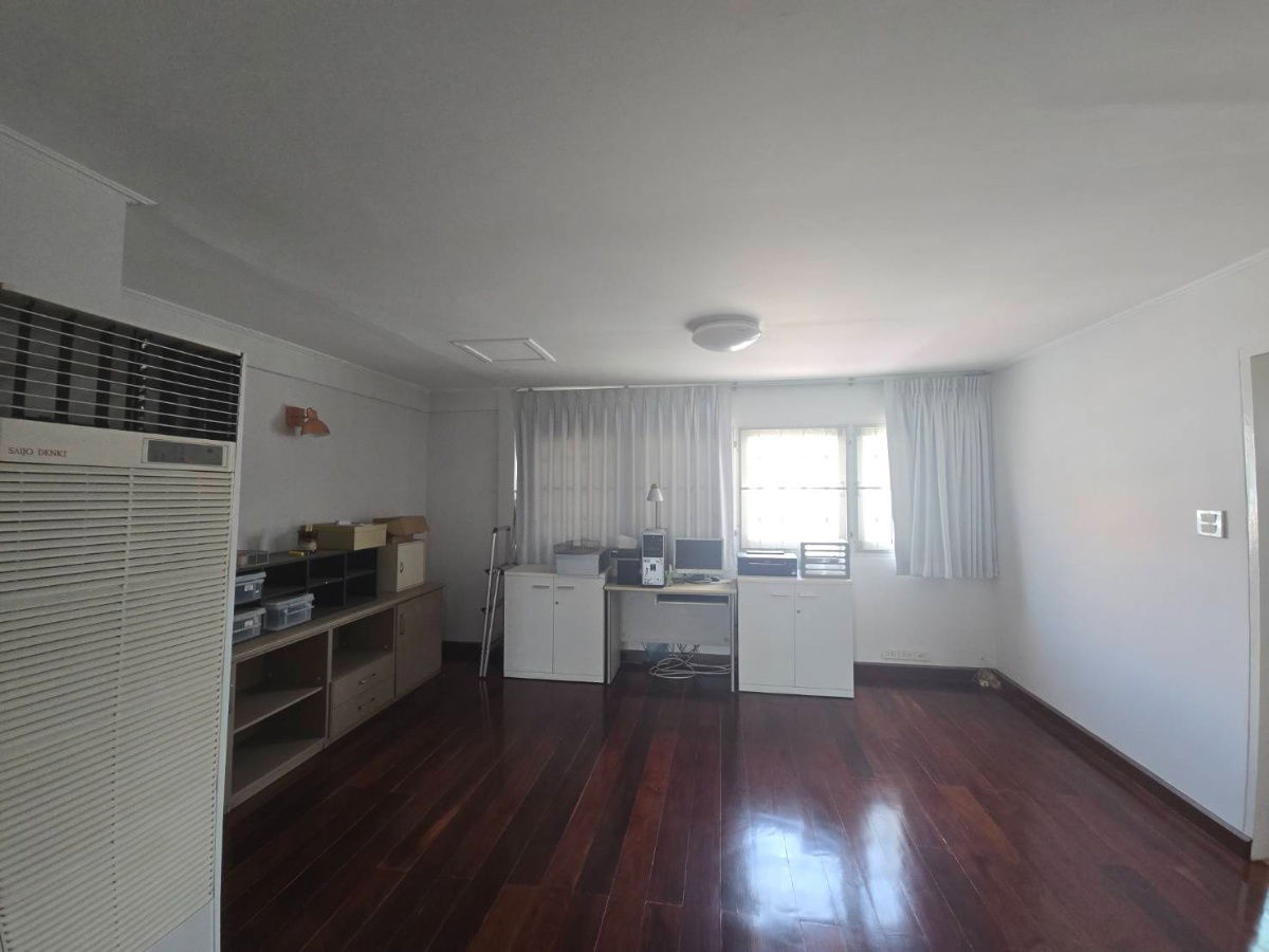 รูป บ้านเดี่ยว 2 ชั้น พื้นไม้สักแท้ Renovate ใหม่ทั้งหลังพร้อมที่จอดรถ 5คัน ,หมู่บ้านเมืองทอง 2/2 ,ที่ดิน 100  ตร.วา ,พื้นที่ใช้สอย 338 ตร.ม - รูปที่ 6/18