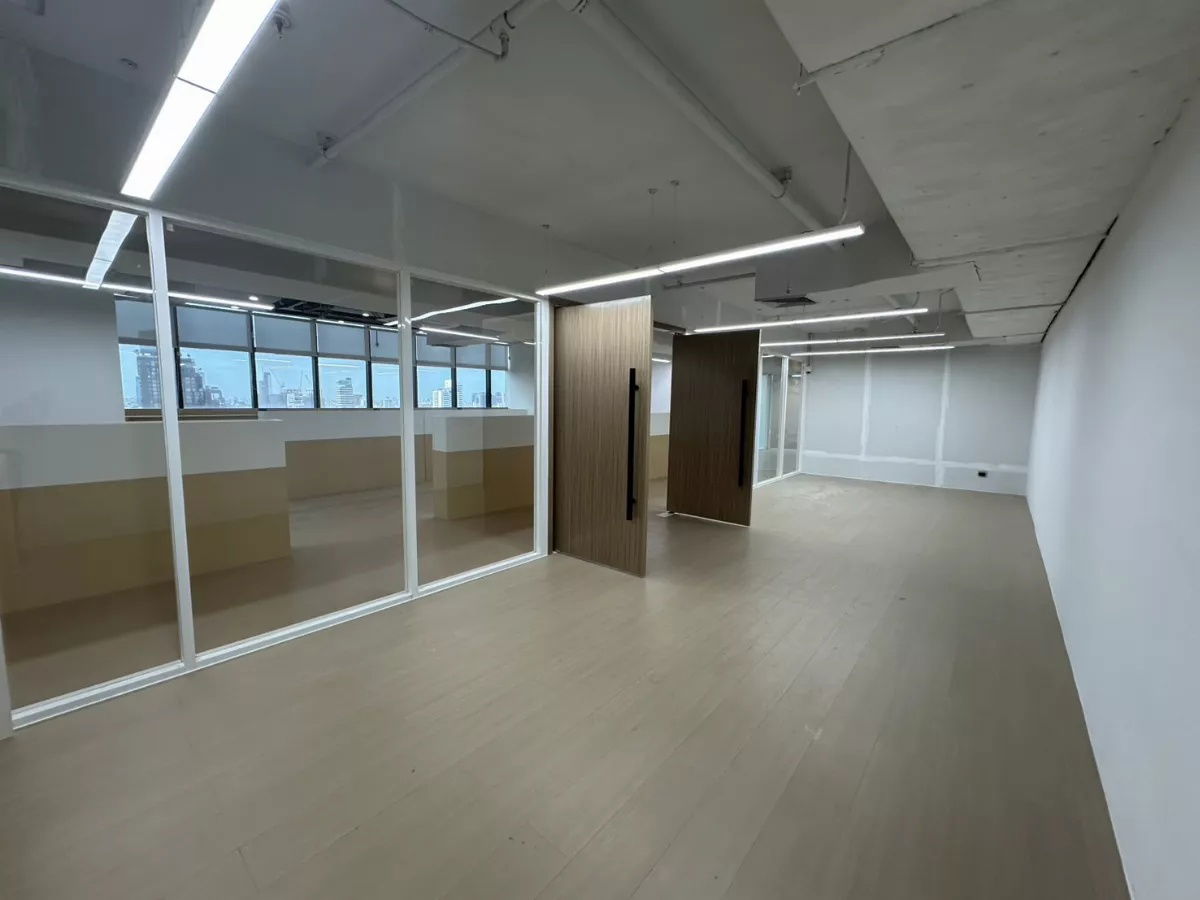 picture Modern 450 sqm Office for Rent Near BTS Ekkamai, Sukhumvit Road BRE25376 - 8/18