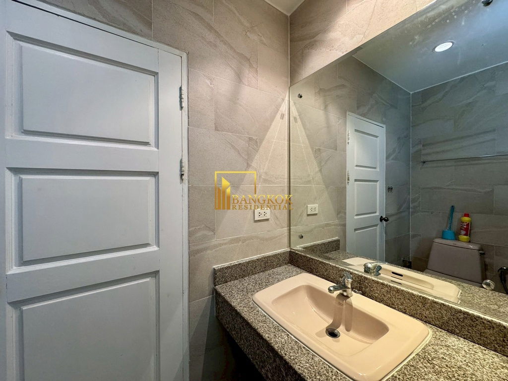 รูป Spacious 3 Bed Townhouse With Pool Access in Ekkamai Area - BR8731TH - รูปที่ 22/59