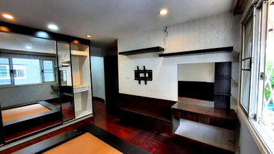 ทาวน์โฮม เขตสวนหลวง : ซื้อ ขาย ทาวน์เฮ้าส์ 4 ชั้น หมู่บ้านวราธรวิลล์ พัฒนาการ 44  ใกล้ทองหล่อ-เอกมัย เดินทางสะดวก เข้าออกได้หลายทาง Line ID : @951qfbfi