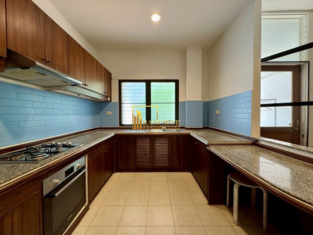 รูป Spacious 3 Bed Townhouse With Pool Access in Ekkamai Area - BR8731TH - รูปที่ 7/59