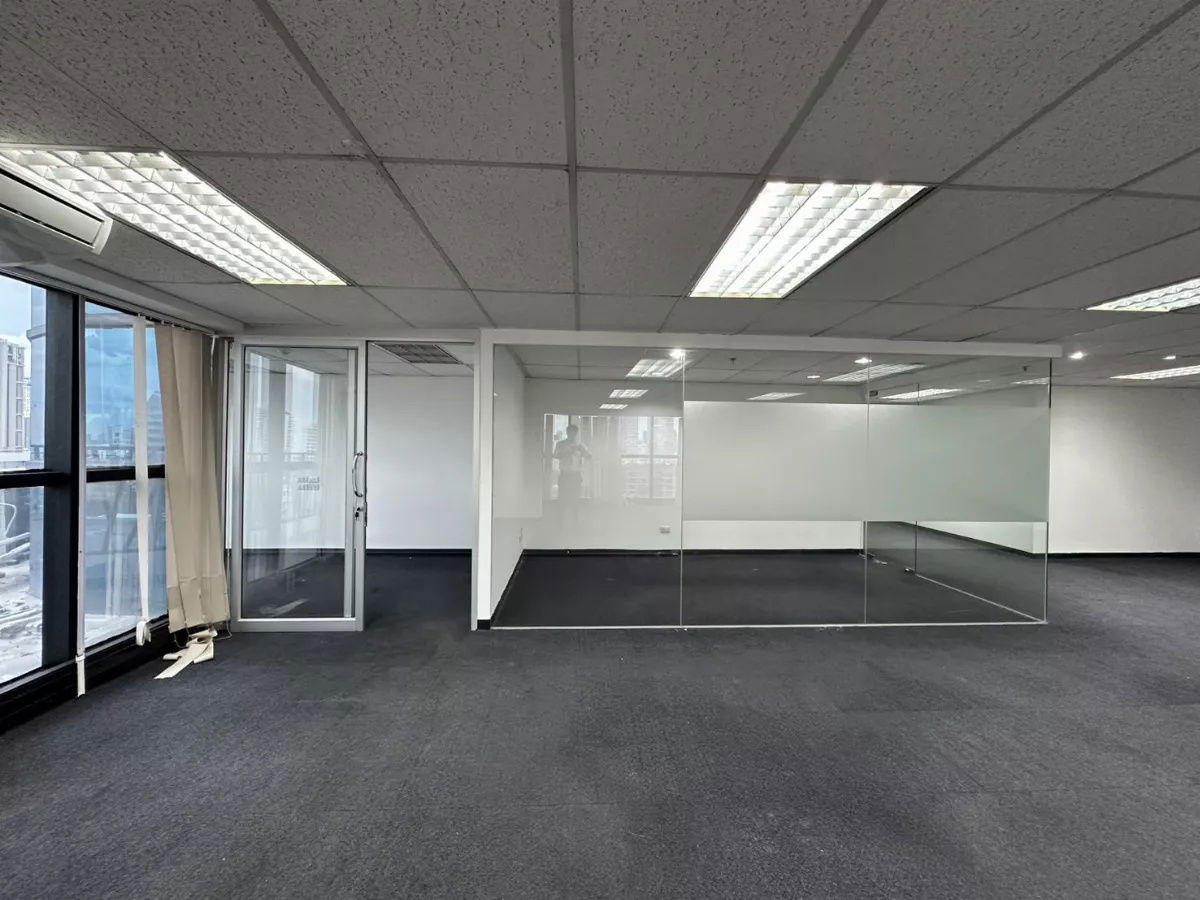 picture Bangkok Fully Fitted Office for Rent Sukhumvit Road Near BTS Ekkamai BRE25374 - 8/11