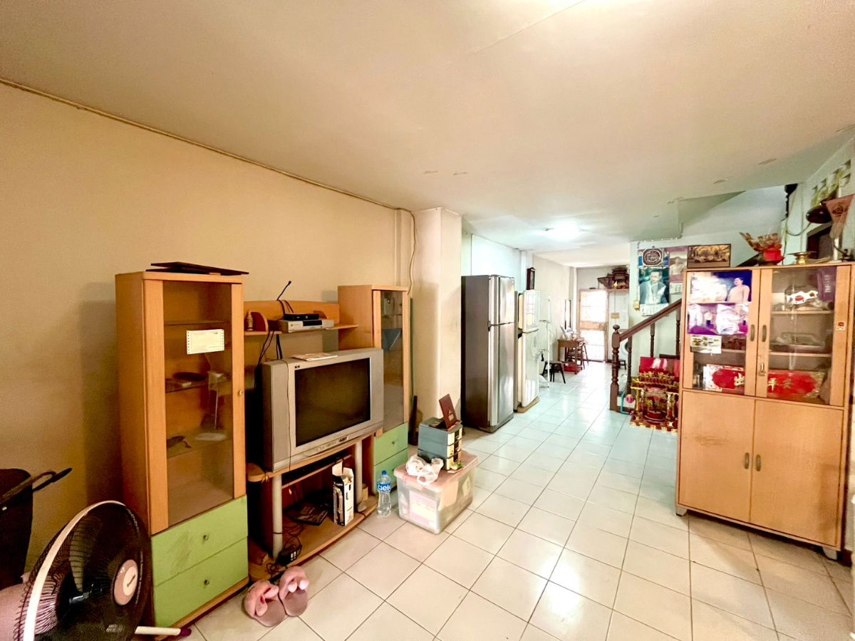 รูป โอกาสมีบ้านในฝันอยู่ทางนี้!!! ขาย ทาวน์โฮม 3 ชั้น 4 ห้องนอน ในซอยจรัญฯ75 รีโนเวทไม่เยอะ โครงสร้างแข็งแรงมาก! ทำเลดี ติดทั้งถนนจรัญฯ และถนนสิรินธร - รูปที่ 3/23