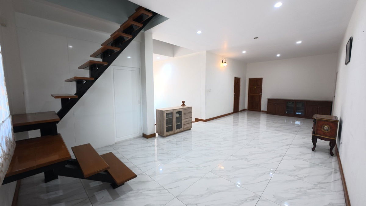 รูป Luxury Home ใกล้ชายหาดบางแสน ทำเลพรีเมียม ตกแต่งพร้อมเข้าอยู่  - รูปที่ 15/22