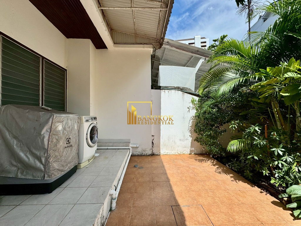 รูป Spacious 3 Bed Townhouse With Pool Access in Ekkamai Area - BR8731TH - รูปที่ 47/59