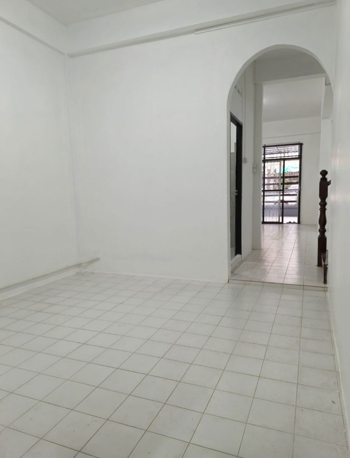 รูป ขายบ้านสวยทำเลทองพร้อมอยู่ 4.5 ล้าน
หมู่บ้านอยู่เจริญ ลาดพร้าววังหิน20 กทม.
ทาวเฮ้าส์  2 ชั้น 26.3 ตรว. 
 4 ห้องนอน 1 ห้องครัว 2 ห้องน้ำ  - รูปที่ 6/10