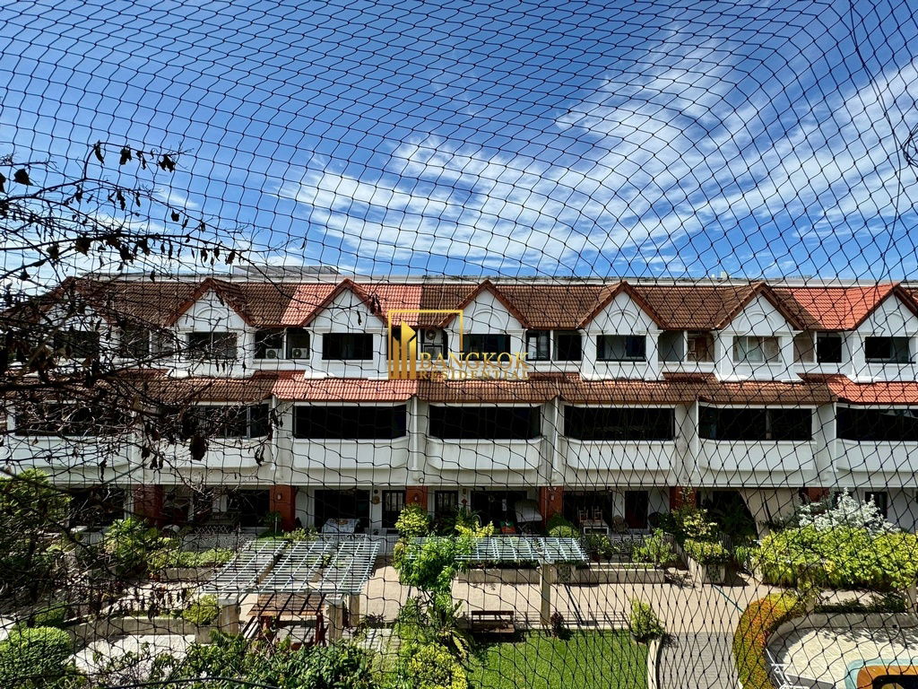 รูป Spacious 3 Bed Townhouse With Pool Access in Ekkamai Area - BR8731TH - รูปที่ 42/59
