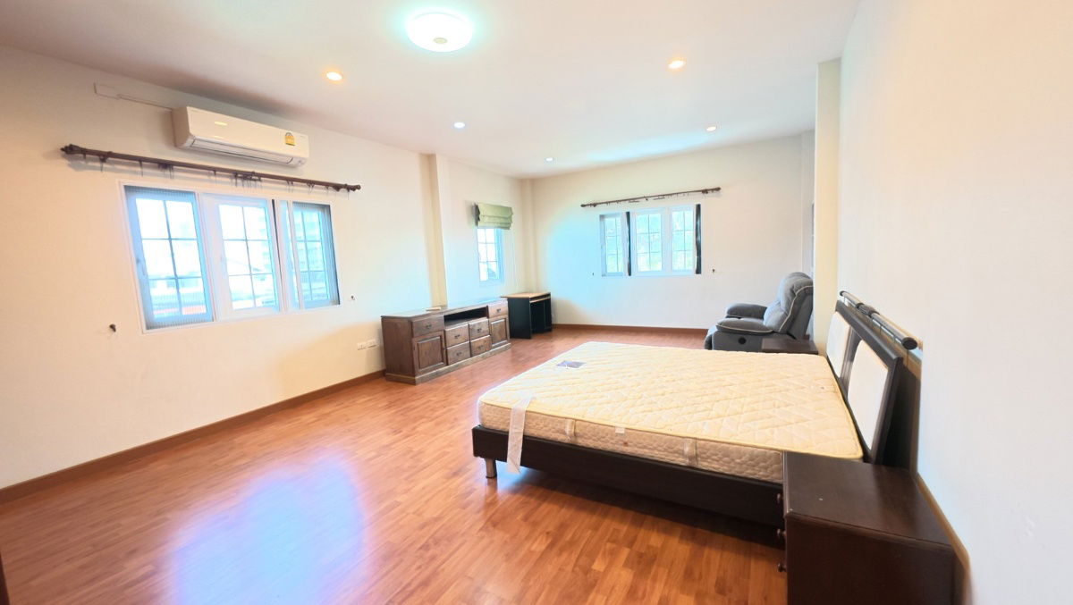 รูป Luxury Home ใกล้ชายหาดบางแสน ทำเลพรีเมียม ตกแต่งพร้อมเข้าอยู่  - รูปที่ 11/22
