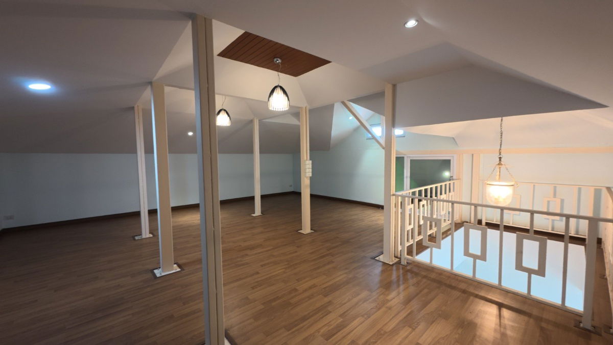 รูป Luxury Home ใกล้ชายหาดบางแสน ทำเลพรีเมียม ตกแต่งพร้อมเข้าอยู่  - รูปที่ 17/22