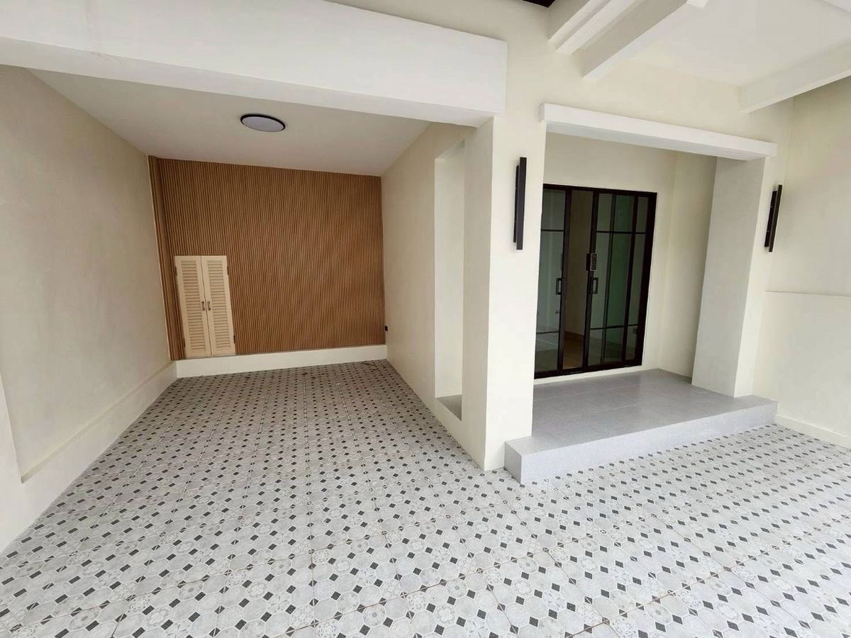 รูป ขายด่วน ทาวน์โฮม รีโนเวทใหม่ทั้งหลัง ม.เดอะวิลล่า ท่าอิฐ–รัตนาธิเบศร์ พร้อมเข้าอยู่ - รูปที่ 3/18
