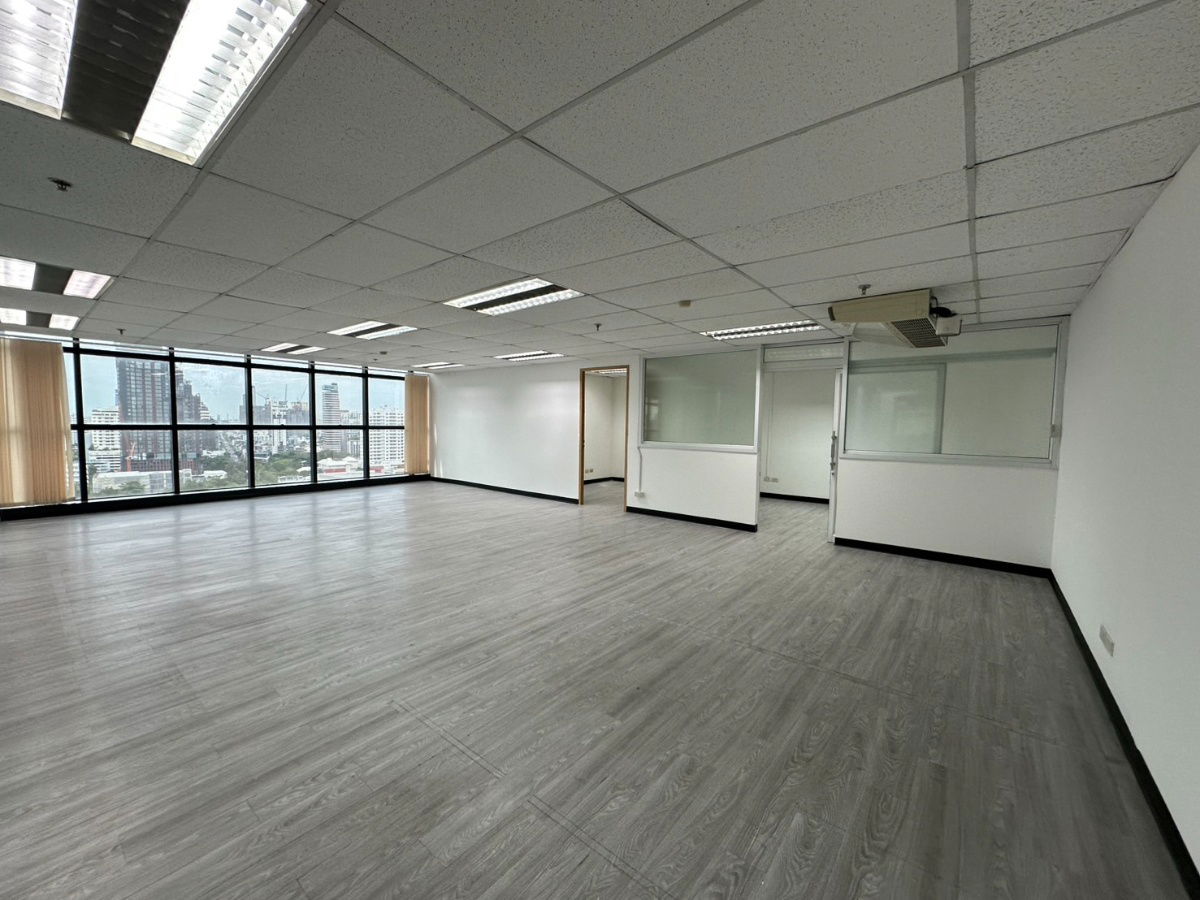 picture Bangkok Fully Fitted Office for Rent Sukhumvit Road Near BTS Ekkamai BRE25373 - 4/7